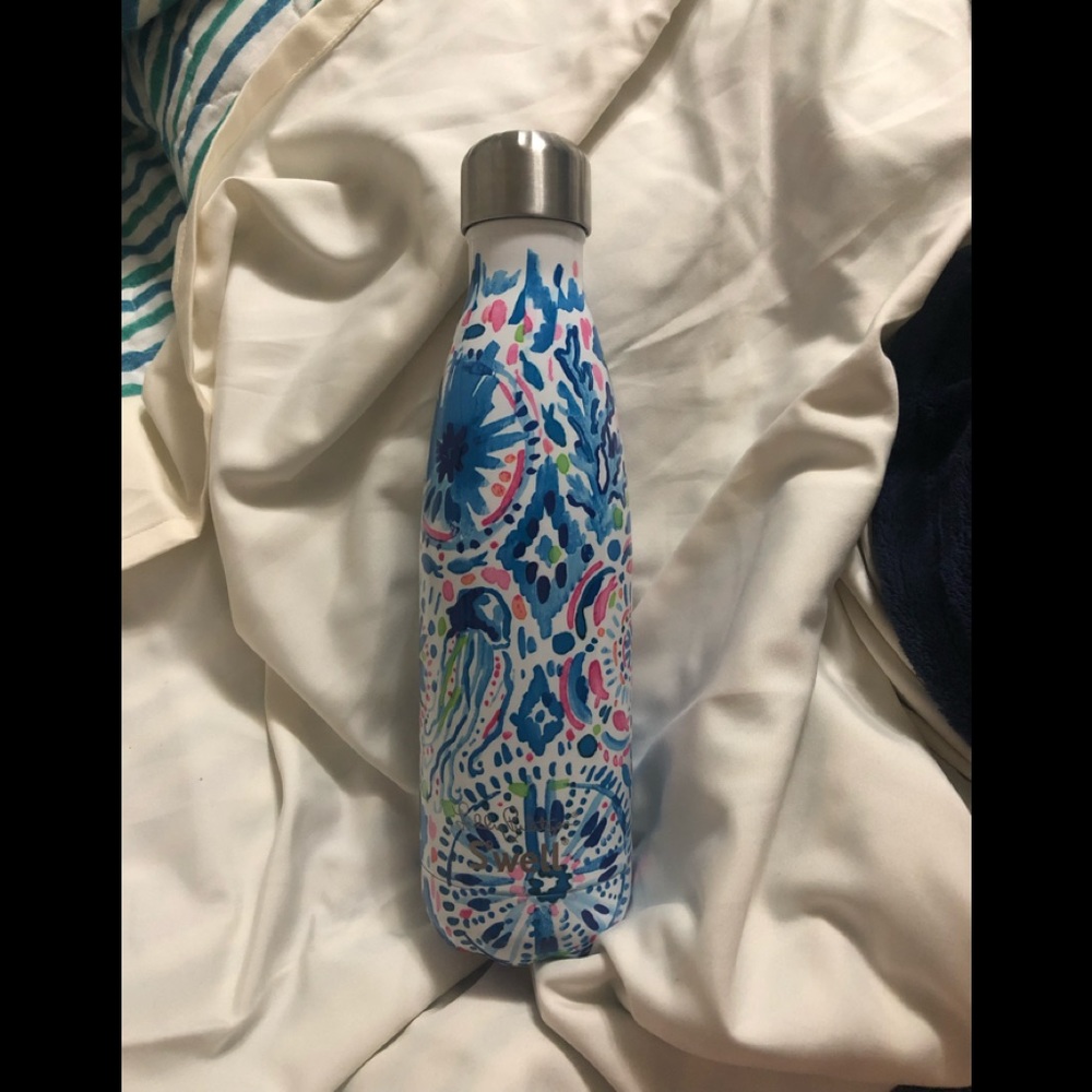 Lilly Pulitzer 17oz swell in “the swim”